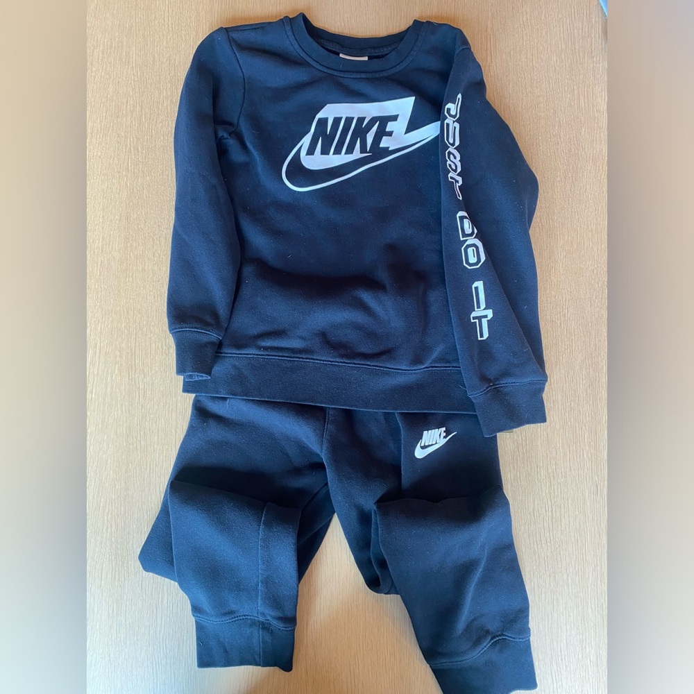 Unisex black and white Nike sweat suit. Like new never worn